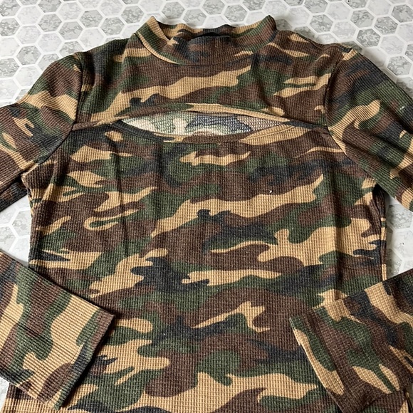 Urban Episode Small Camo Long Sleeve Cut Out Blouse - Picture 4 of 5